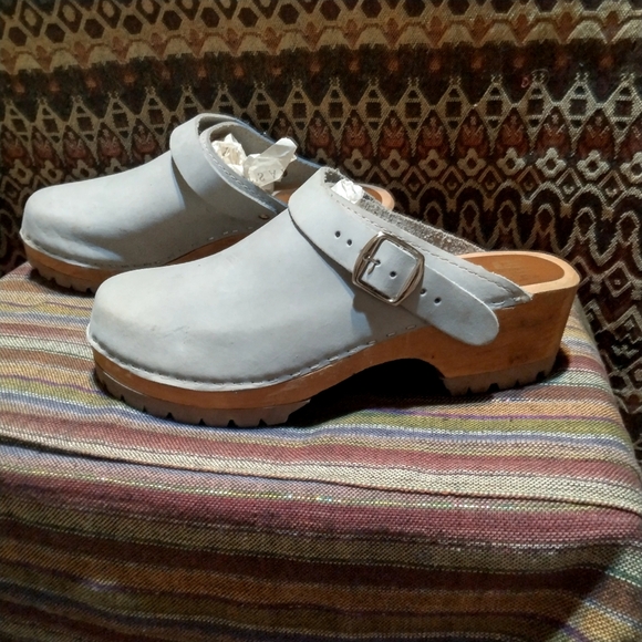 Stylish MIA Swedish Clogs for Women - Picture 2 of 8